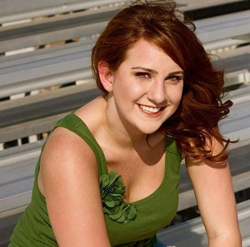 Jessica Redfieldová, čtyřiadvacetiletá ctižádostivá sportovní hlasatelka původem z Texasu.