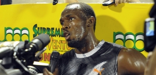 Typický obrázek - Usain Bolt v obležení novinářů.