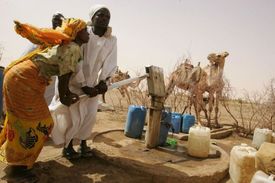 Pro vodu chodí několik kilometrů (iůustrační fotografie ze Súdánu).