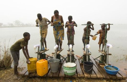 Guinea. Tamní obyvatelé z nedostatku podzemní vody pijí vodu z jezer. A mnoho jich onemocní.  