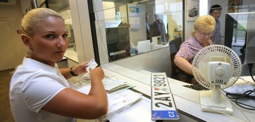 Registr vozidel na pražském magistrátu ráno nefungoval vůbec, po desáté se ho podařilo zprovoznit (ilustrační foto).