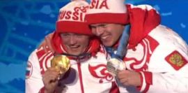 Ruští medailisté ve Vancouveru. Oblečení mají od koho? 