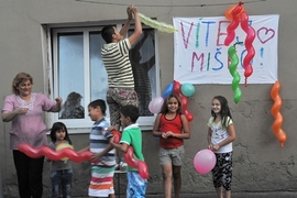 Rodina uspořádala na počest návratu unesené holčičky oslavu.