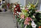 Hosté smutečního obřadu přinesli desítky květin.