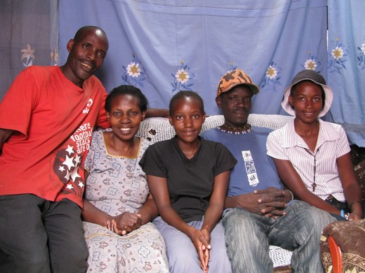 Manželé George a Florence a část celkem jedenáctičlenné rodiny. Všichni se v Mathare narodili.