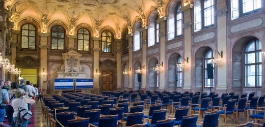 Hlavní sál Valdštejnského paláce, kde sídlí Senát České republiky.
