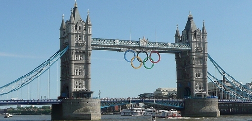 Jeden ze symbolů města nese symbol olympijský. Povšimněte si bezmračného počasí.