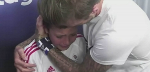 David Beckham utěšuje malého chlapečka, který právě spatřil svůj idol.
