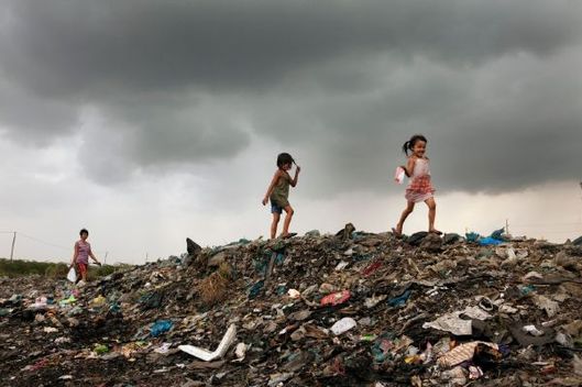 Chudí Filipínci žíjí u hor odpadu a hledají v nich své živobytí. 
