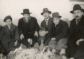 Slovenští židé chycení hlinkovci před transportem k maďarským hranicím.