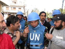 Půlka pozorovatelů OSN opustila Sýrii.