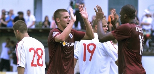 Sparťané Leonard Kweuke (vpravo) a Pavel Kadeřábek se radují z gólu.