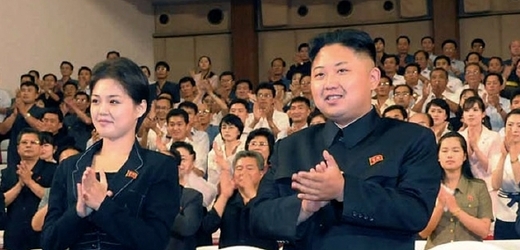 Kim Čong-un s ženou, z níž se teď vyklubala manželka, na muzikálovém představení.