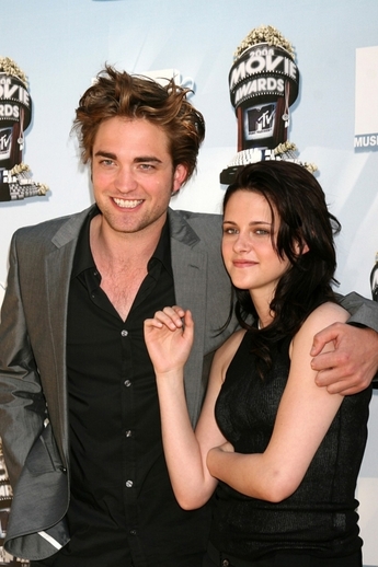 Hvězda ságy Stmívání, dvaadvacetiletá Kristen Stewartová, podvedla svého filmového a životního partnera Roberta Pattinsona. Ustojí to?