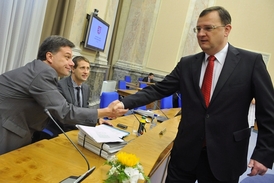 Nový ministr spravedlnosti Pavel Blažek (vlevo) dostal od premiéra Petra Nečase (vpravo) pochvalu za otálení jmenování nejvyššího státního zástupce.