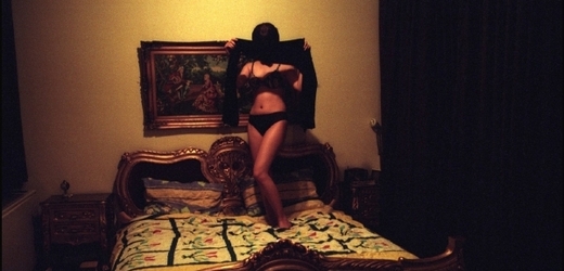 Osmnáctiletá Kimia patří mezi luxusní teheránské prostitutky. Úřady takovým chtějí nabídnout cestu ven.