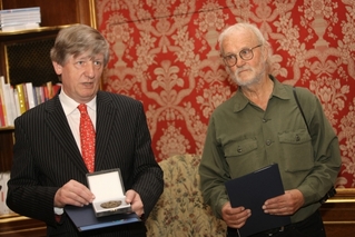 V květnu 2010 obdržel Koudelka cenu ministerstva kultury Artis Bohemiae Amicis.