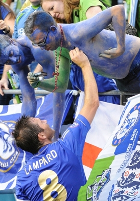 "Zůstanu modrým!" jakoby se upisoval Lampard fanouškovi Chelsea.