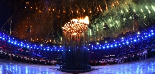 Olympijský oheň září na stadionu v Londýně.