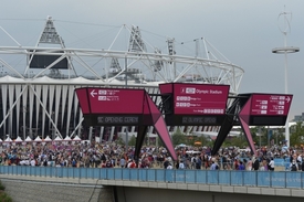 Tisíce lidí proudí do Olympijského stadionu v Londýně.