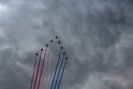 Britské stíhačky RAF nad Olympijským stadionem.
