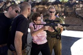 Izraelští vojáci učí zacházet se zbraněmi americké turisty na Západní  břehu.