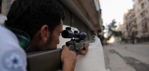 Rebel jako odstřelovač v bojích o Alepo. 