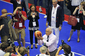 Prezident Klaus zapózoval během slavnostního otevření fotografům s basketbalovým míčem.