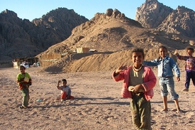 Beduínské děti se často vůbec nedostanou do školy.