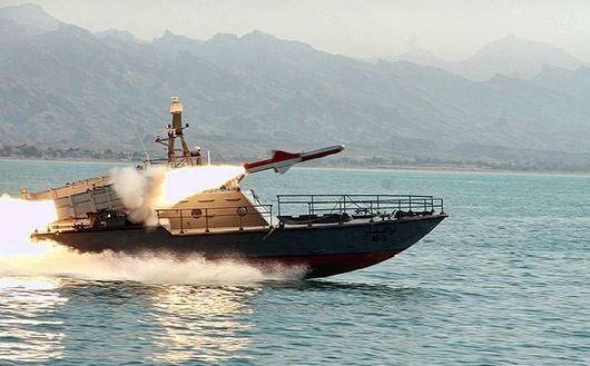 Íránské rychlé čluny schopné odpalovat rakety. 