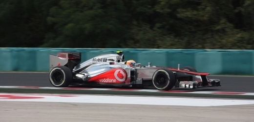 Britský pilot Lewis Hamilton z McLarenu zajel nejrychlejší časy v obou trénincích na nedělní Velkou cenu Maďarska formule 1. 