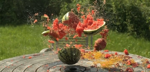 Porcování melounu pomocí gumiček.