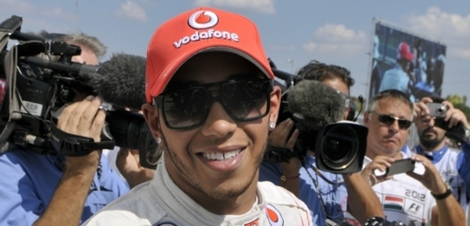 Lewis Hamilton v obležení novinářů po vítězné kvalifikaci.