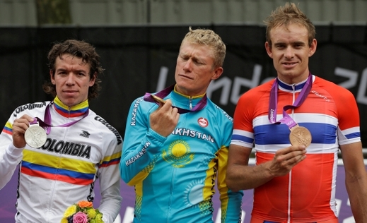 Trio nejlepších v závodě cyklistů, uprostřed vítězný Kazach Alexandr Vinokurov.
