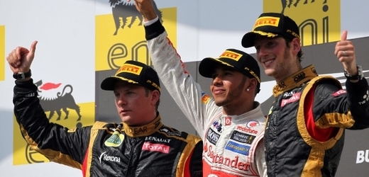 Lewis Hamilton (uprostřed) triumfoval ve VC Maďarska.
