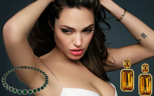 Pohublá Angelina si potrpí na luxusní šperky s čistým designem a drahými kameny.
