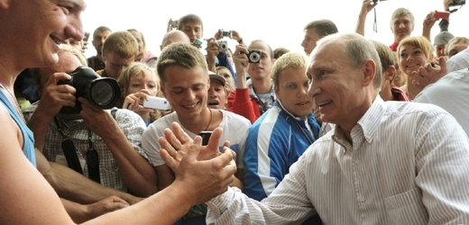Putin "mezi svými" na loňském Seligeru. Letos se na přílet jeho vrtulníku ještě čeká.