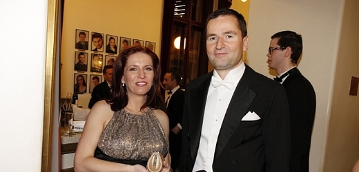 Nora Fridrichová s partnerem, sportovním komentátorem Robertem Zárubou na letošním Plese v Opeře.