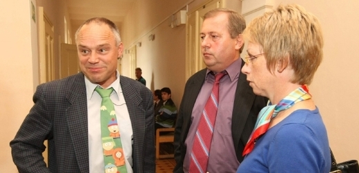 Dušan Dvořák (zcela vlevo) s manželkou Drahomírou u soudu v září 2010.