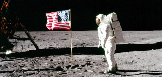 Buzz Aldrin pózuje u vlajky vztyčené při první návštěvě člověka na Měsíci.