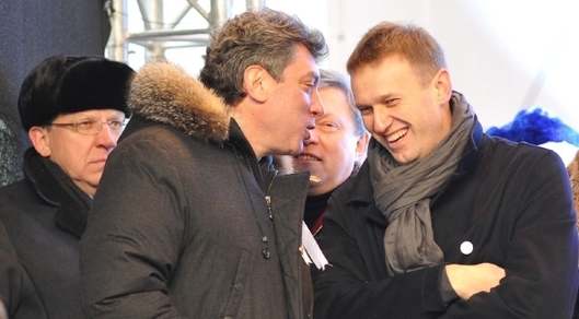 Navalnyj (vpravo) v družném hovoru s předním opozičníkem Borisem Němcovem.