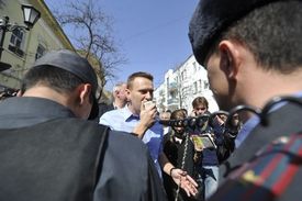 Navalnyj na nepovolené demonstraci v Astrachani.