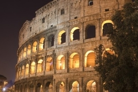 Oblíbený cíl turistů v Římě. Monumentální antické Koloseum.