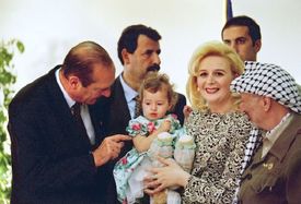 Manželé Arafatovi se svou dcerou a francouzským prezidentem Chiracem.