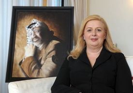 Suha Arafatová s portrétem svého zesnulého manžela.