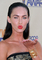 Takhle to má vypadat! Modelka Megan Foxová zvolila výraznou, ale moderní barvu rtěnky, pomocí které přesně vykreslila tvar svých rtů a ještě svým fanouškům poslala vzdušný polibek. To má šťávu!