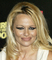 Americká sexbomba Pamela Andersonová je známá svou oblibou přetahovat rtěnku přes rty, aby vypadaly opticky větší. Tak jak se vám líbí?