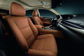 Lexus patří do luxusního segmentu, podle toho vypadá i interiér.