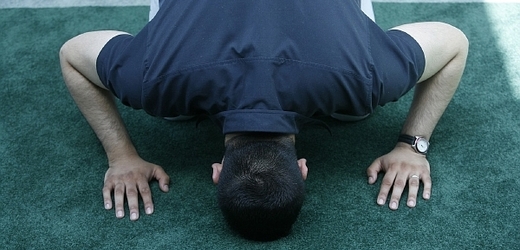 Muslimové se během ramadánu postí, také by se měli během dne častěji modlit (ilustrační foto).