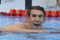 Americký plavec Michael Phelps získal osmnáctou olympijskou medaili, kterou vyrovnal bilanci nejúspěšnější sportovkyně historie sovětské gymnastky Larisy Latyninové.